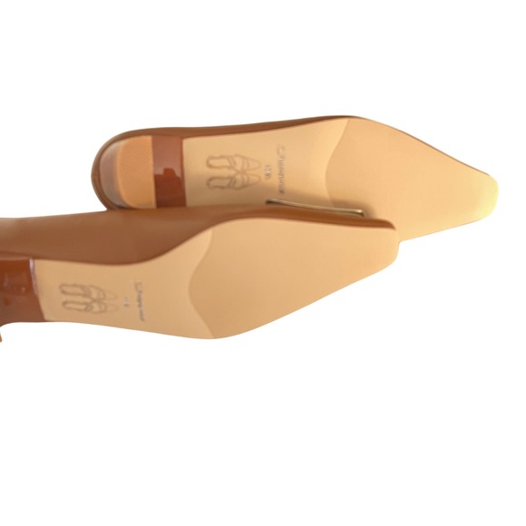 C.Paravano Low Kitten Heel Shoes
Size 38-1/2 (8.5) - Picture 2 of 5
